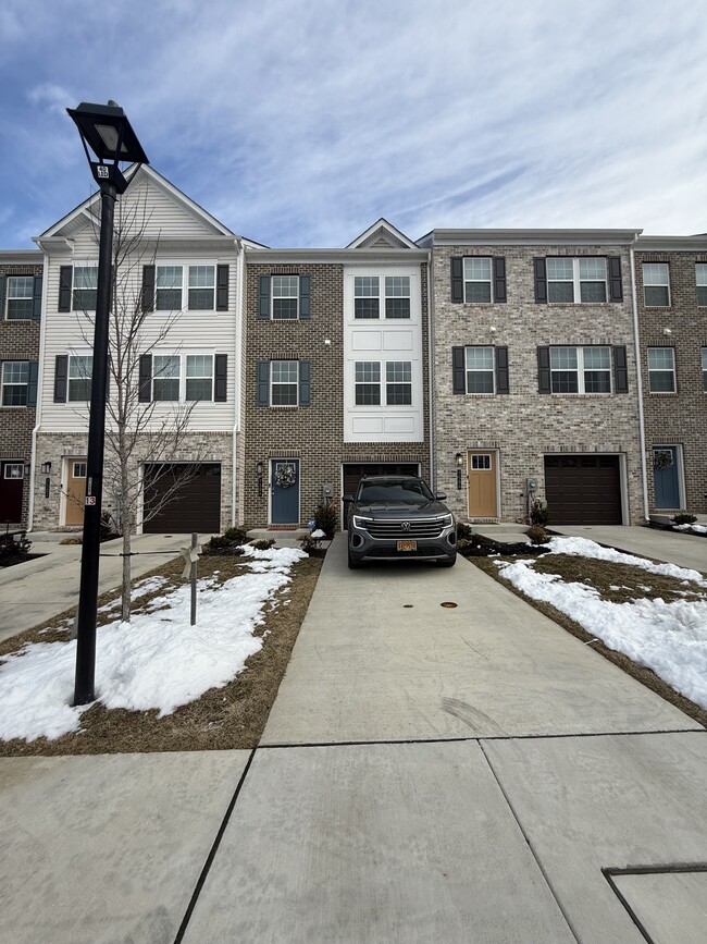 Building Photo - 7504 Day Break Dr