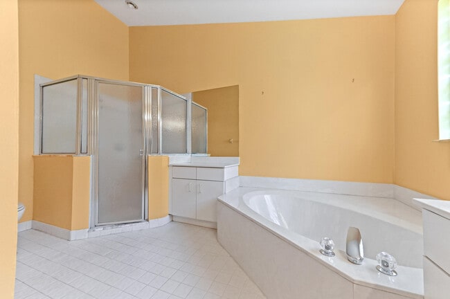 Building Photo - 14066 Glenlyon Ct