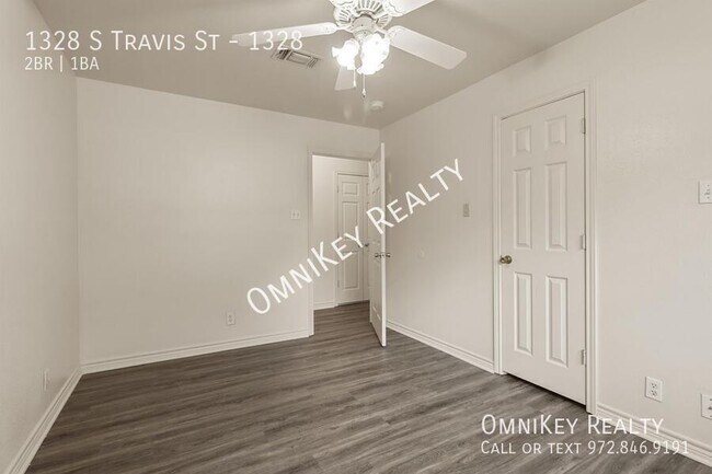 Building Photo - 1328 S Travis St