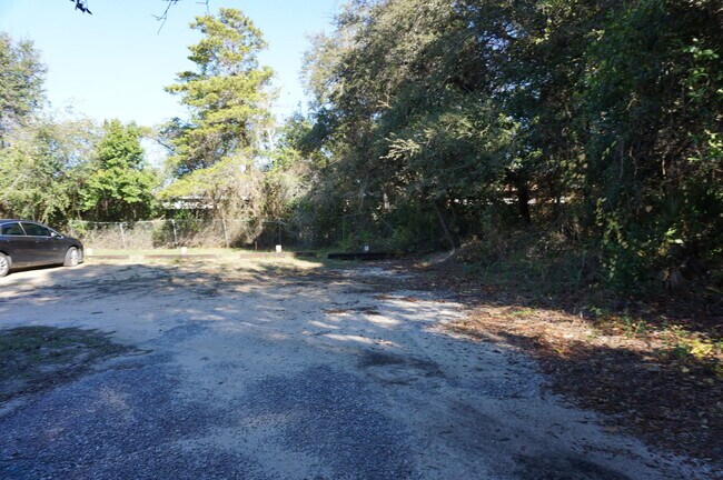 Building Photo - 811 Airport Rd