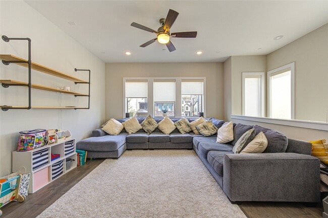 Building Photo - 2661 Fountain Key Blvd