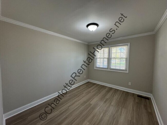 Building Photo - Updated 4 bedroom 2 bathroom home with back deck & large storage shed in Gastonia!