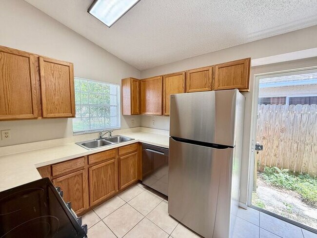 Building Photo - CUTE AFFORDABLE 2/2 DUPLEX off Michigan!