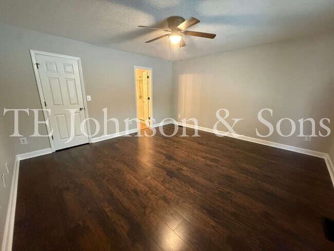 Building Photo - Charming One Level 3 Bedroom Home with Fenced Yard, Garage, and Deck