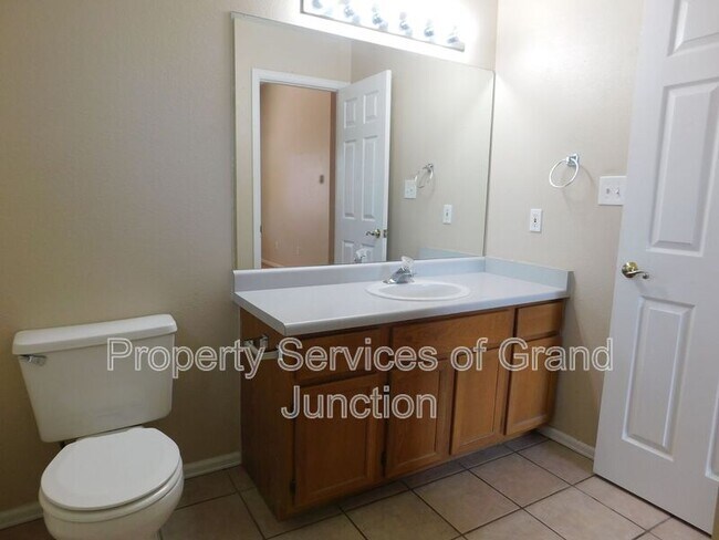 Building Photo - 493 Green Acres St