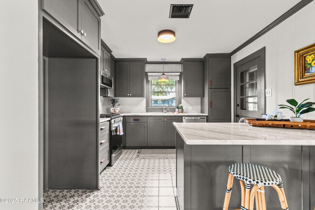 Building Photo - 107 Acadian Dr