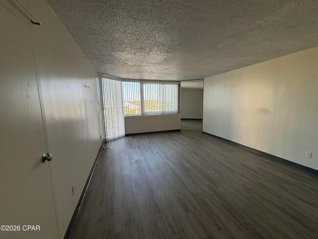 Building Photo - 8817 S Thomas Dr