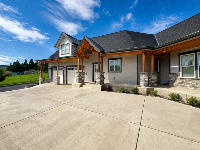 Building Photo - Elegant and Luxurious Cottage Grove Home