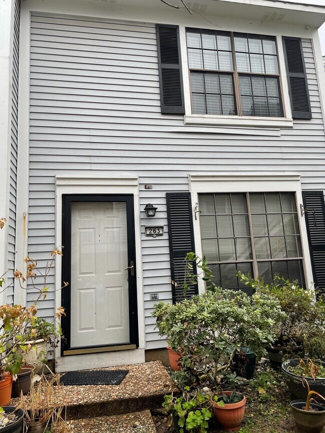 Building Photo - COBBLESTONE TOWNHOUSE