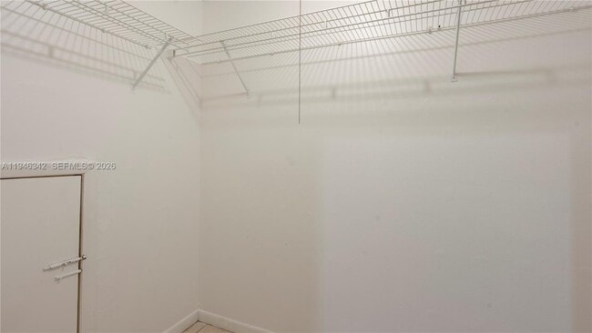 Building Photo - 905 N Franklin Ave