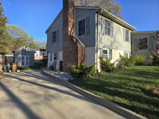 Building Photo - 717 Woodburn Rd