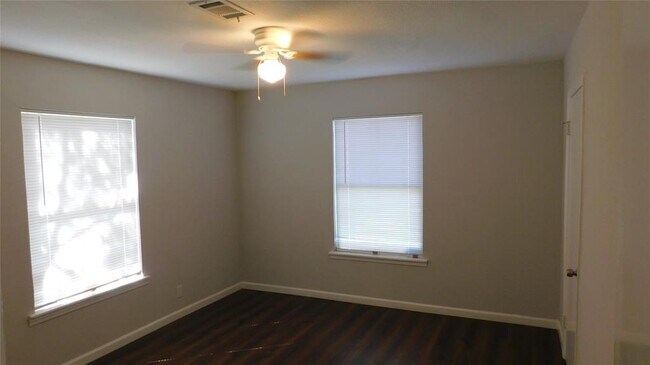Building Photo - 2206 Silverbonnet St