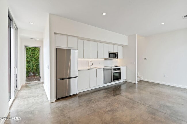 Building Photo - 1337 E Polk St