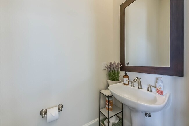 Building Photo - 9450 London Bridge Station