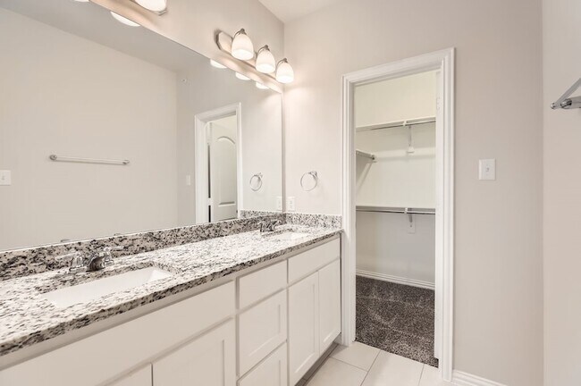 Building Photo - 301 E Lamar St