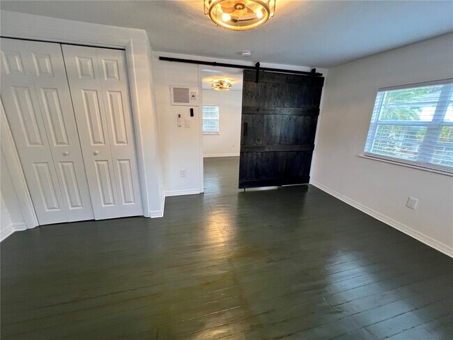 Building Photo - 1314 E Gore St