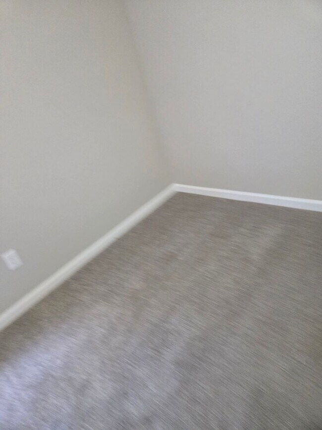 Building Photo - Spacious Townhome with Fully Fenced Privat...
