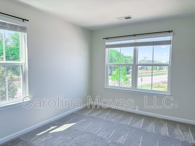 Building Photo - 2 Willowmere Way