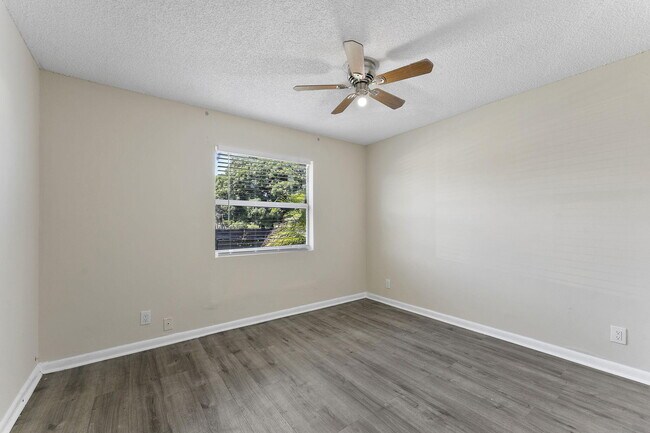 Building Photo - 1340 W 35th St