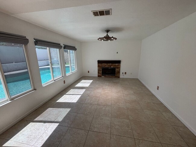 Building Photo - Beautiful 4-Bedroom Home with Solar in Palmdale!