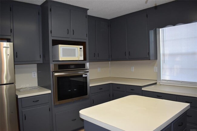 Building Photo - 3001 Sutton Dr