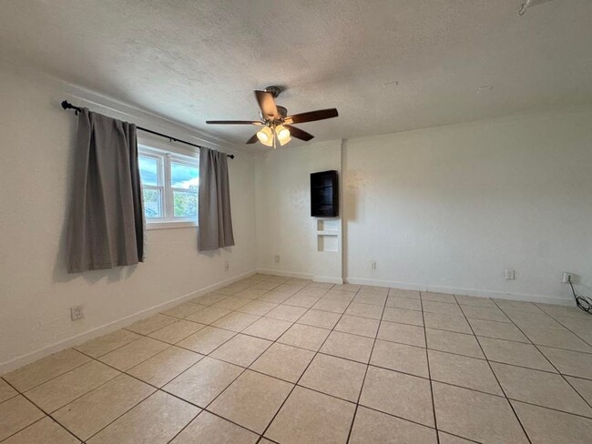 Building Photo - 3/2 Pool Home in Deltona Lakes