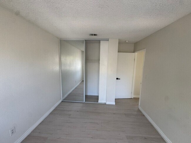 Building Photo - 409 Wimbledon Dr
