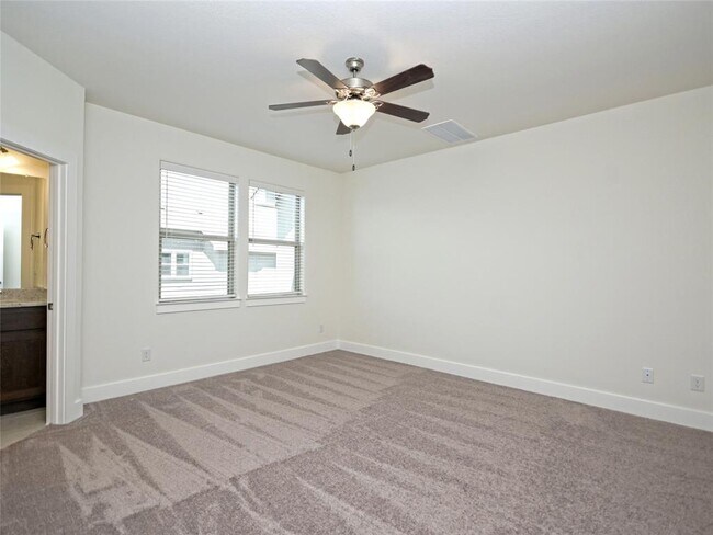 Building Photo - 415 Parkline Dr