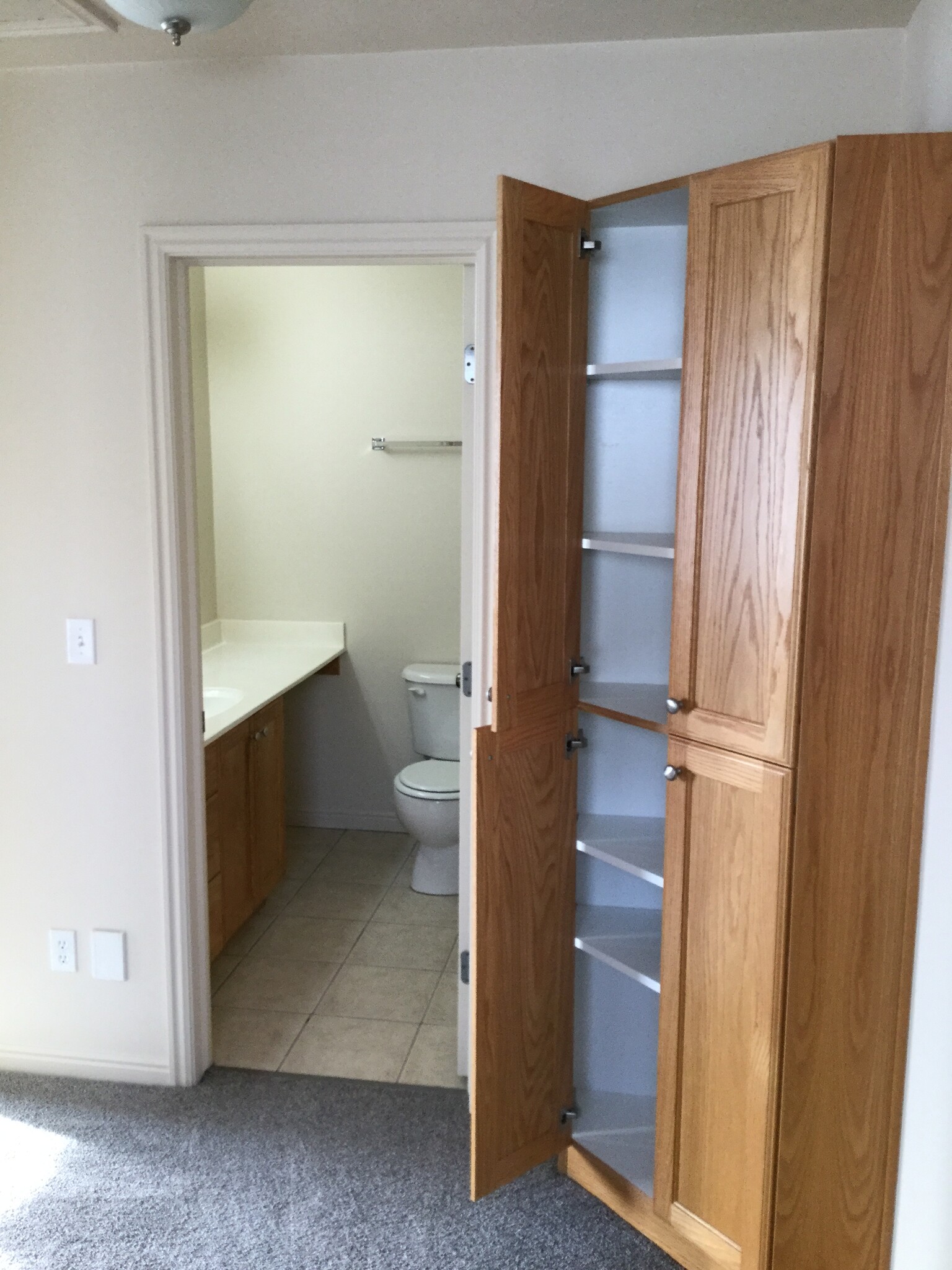 Building Photo - 479 Raven Way