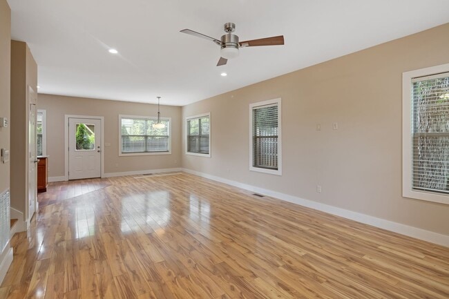 Building Photo - Modern Kenilworth Home