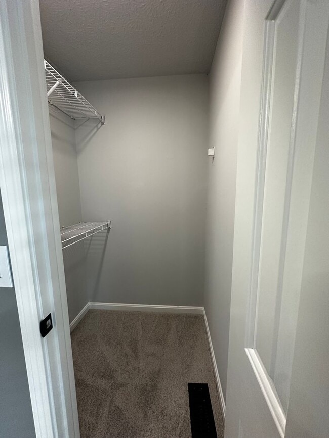 Building Photo - Fully Renovated in White House