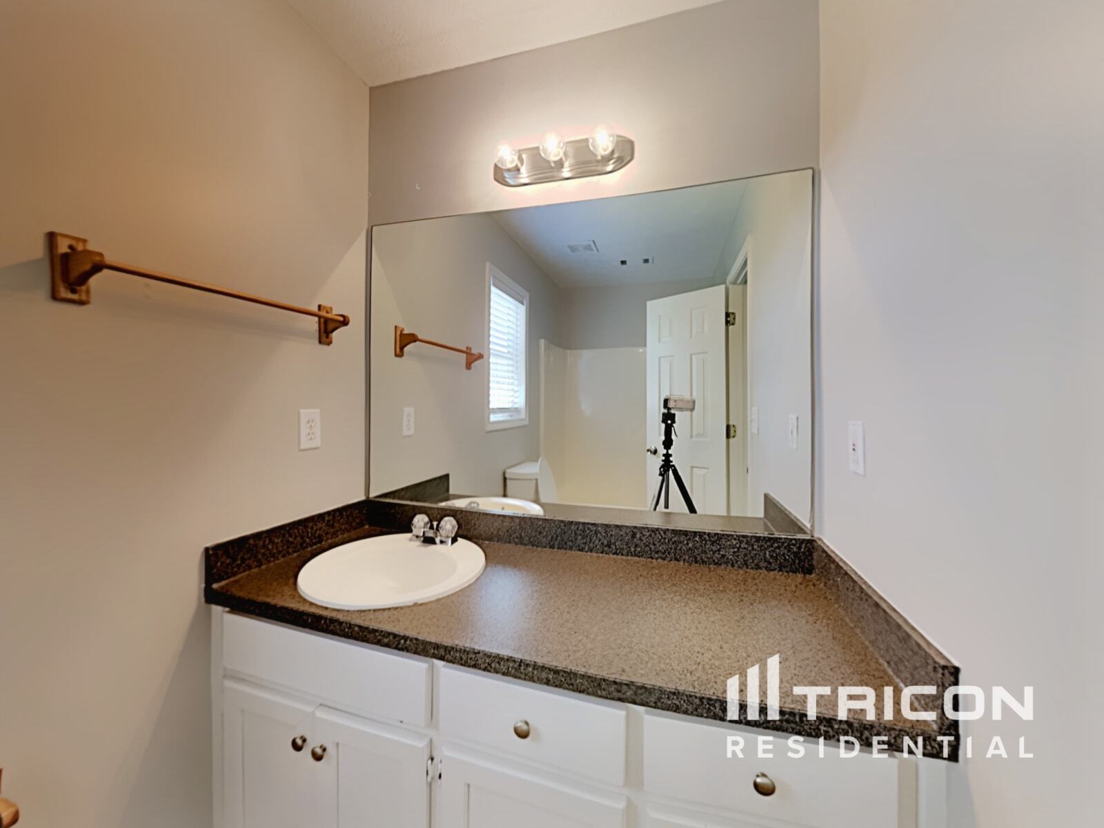 Building Photo - 712 Kings Ct