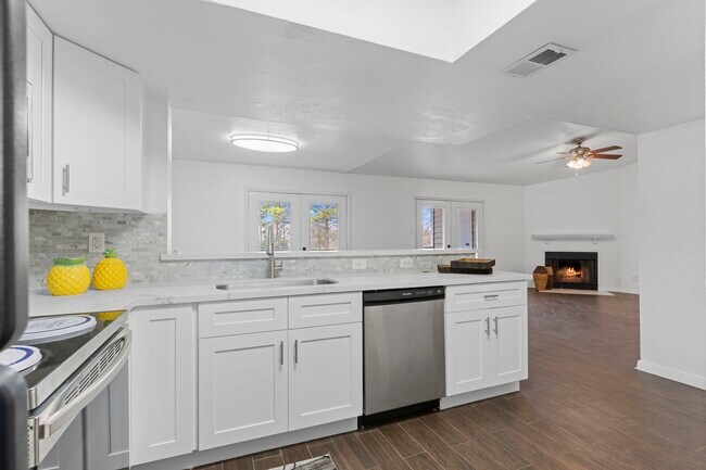 Building Photo - 4444 Victory Dr