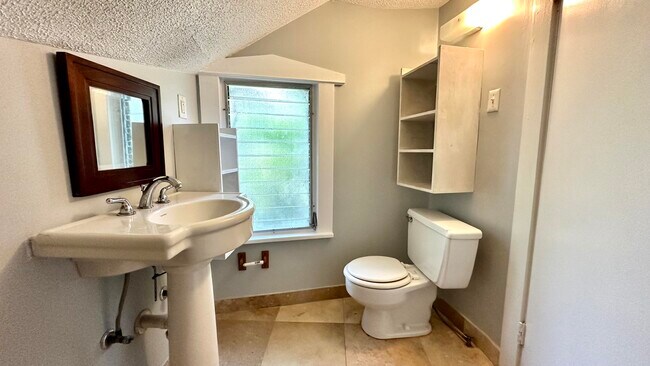 Building Photo - 313 S Lakeside Dr