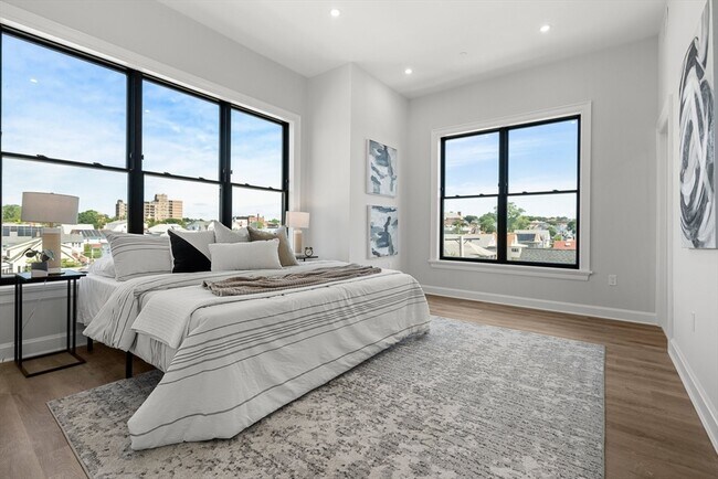 Building Photo - 523 2nd St