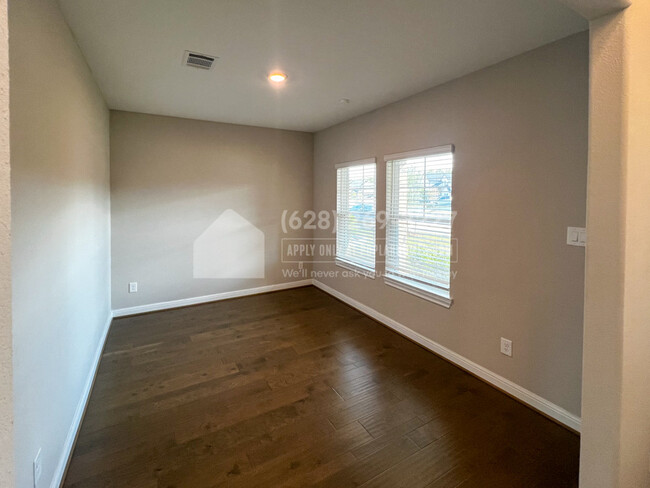 Building Photo - 9837 Pearly Everlasting