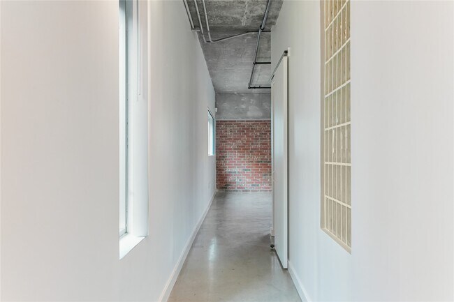 Building Photo - 2000 Bagby St