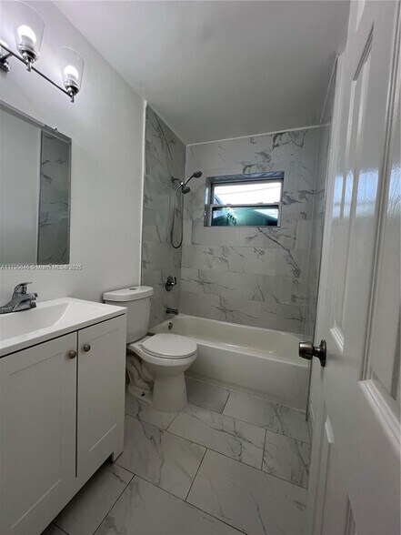 Building Photo - 770 NW 179th St