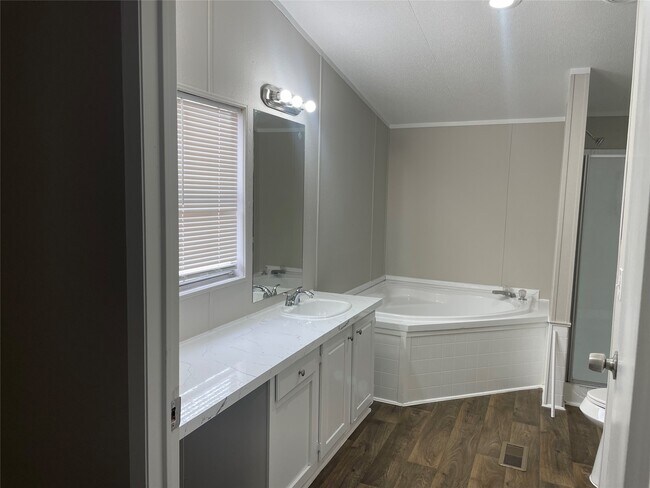 Building Photo - 15661 Deer Glen Ln