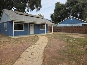 Building Photo - 35 1/2 Oak Ave