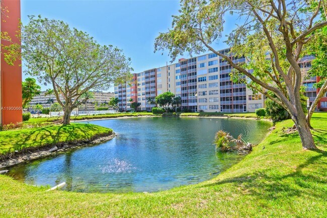 Building Photo - 1770 NE 191st St