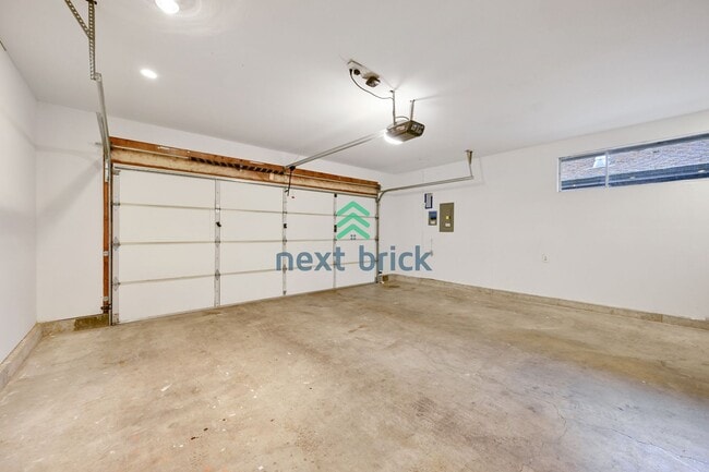 Building Photo - 3 BED & 2 BATH SINGLE FAMILY HOUSE WITH A ...