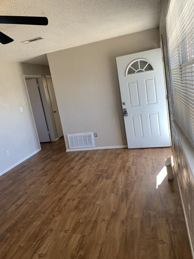 Building Photo - 1108 JANEWAY
