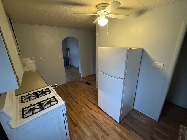 Building Photo - 2 bedroom w garage