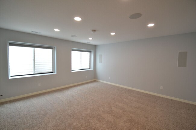 Building Photo - 5 Bed 3.5 Bath 3 Car Garage with AC