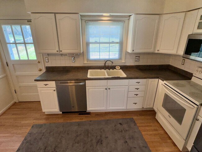 Building Photo - Beautiful House in Tates Creek! 4 BR, 2.5 ...