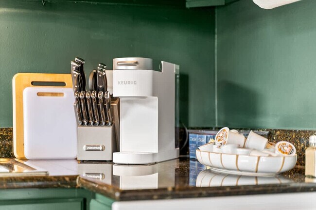 Building Photo - 927 W Oakdale Ave