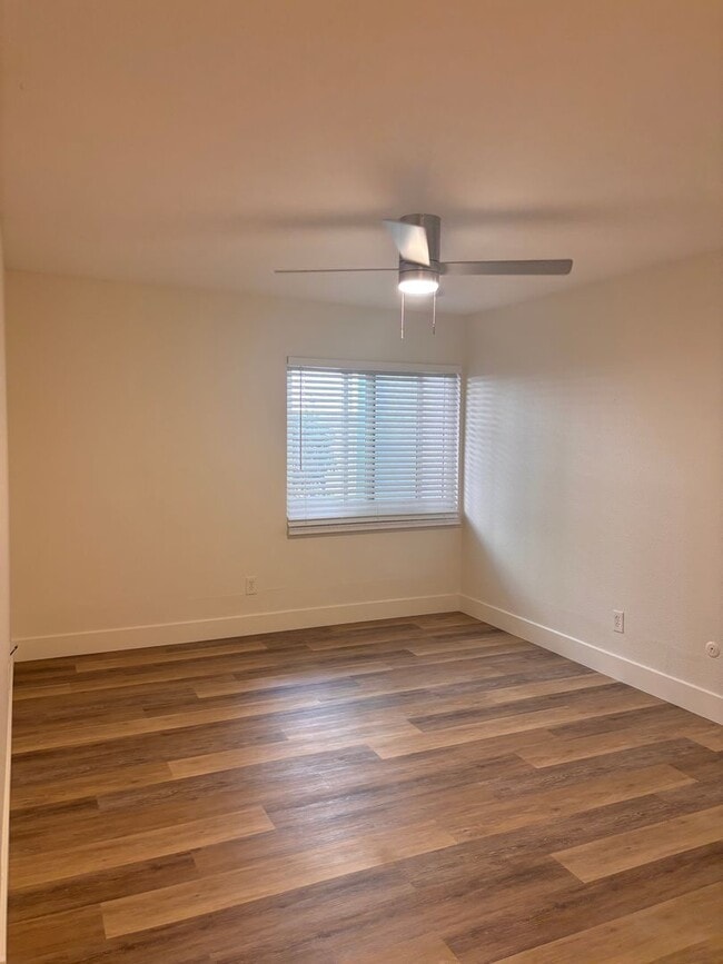 Building Photo - Bay Ho 3 Bd 2 Ba Corner first level Condo for lease