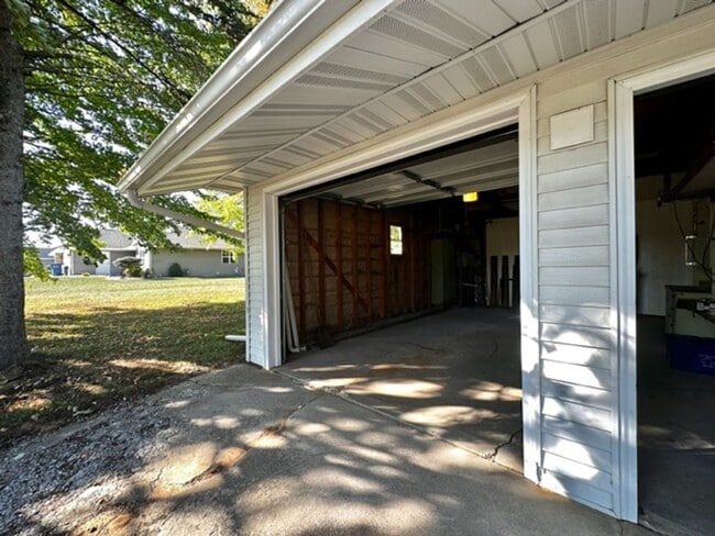 Building Photo - 2202 Sunny Ln