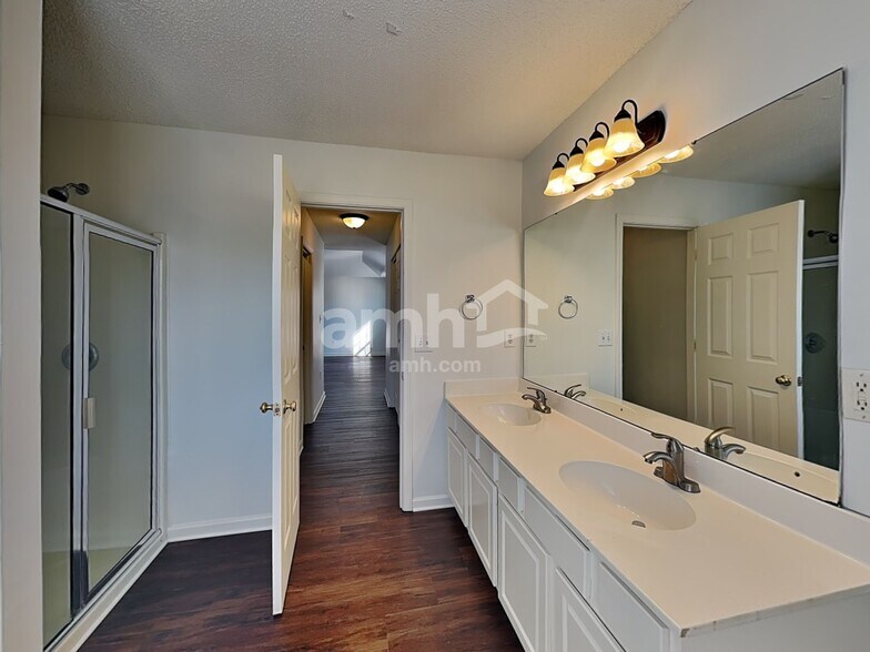 Building Photo - 2410 Highland Park Dr